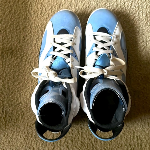 I’m selling white and light blue jordan 6’s